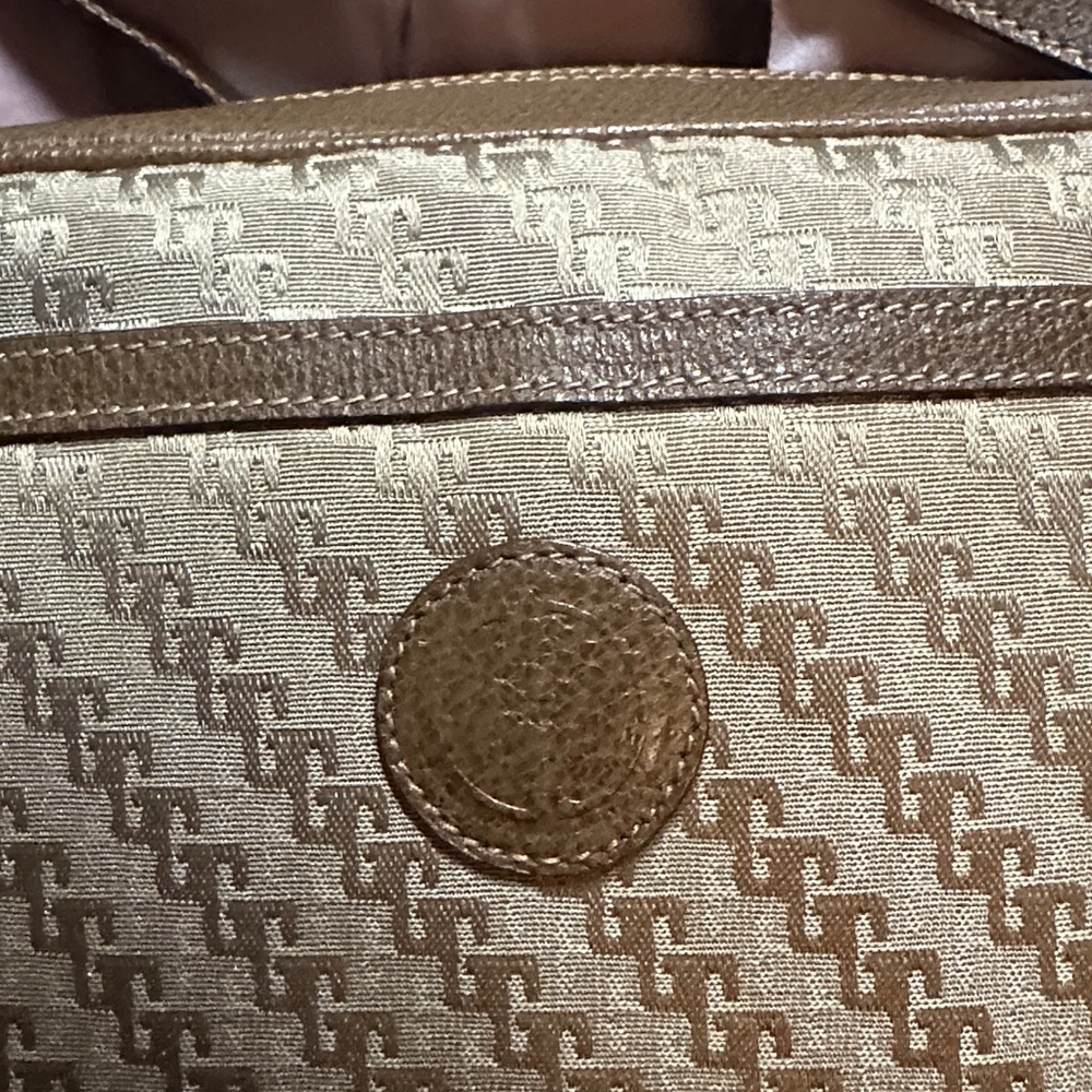 Gucci Shoulder Bag 2 1/2 x 9x 6 1/2 outside in excellent condition - Picture 2 of 10